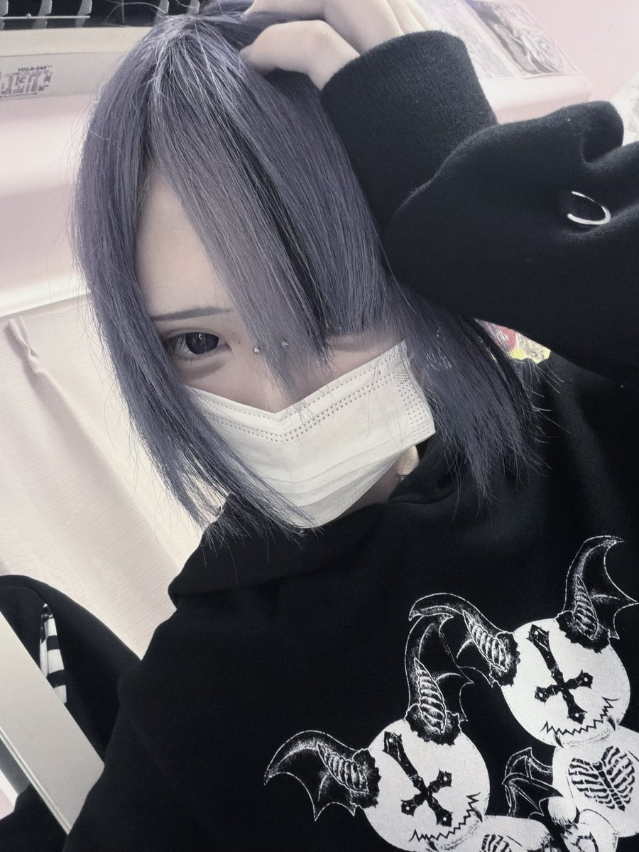 4kill_n's tweet photo. メイクしないとコンビニすら行けない https://t.co/rJelSJLCCT