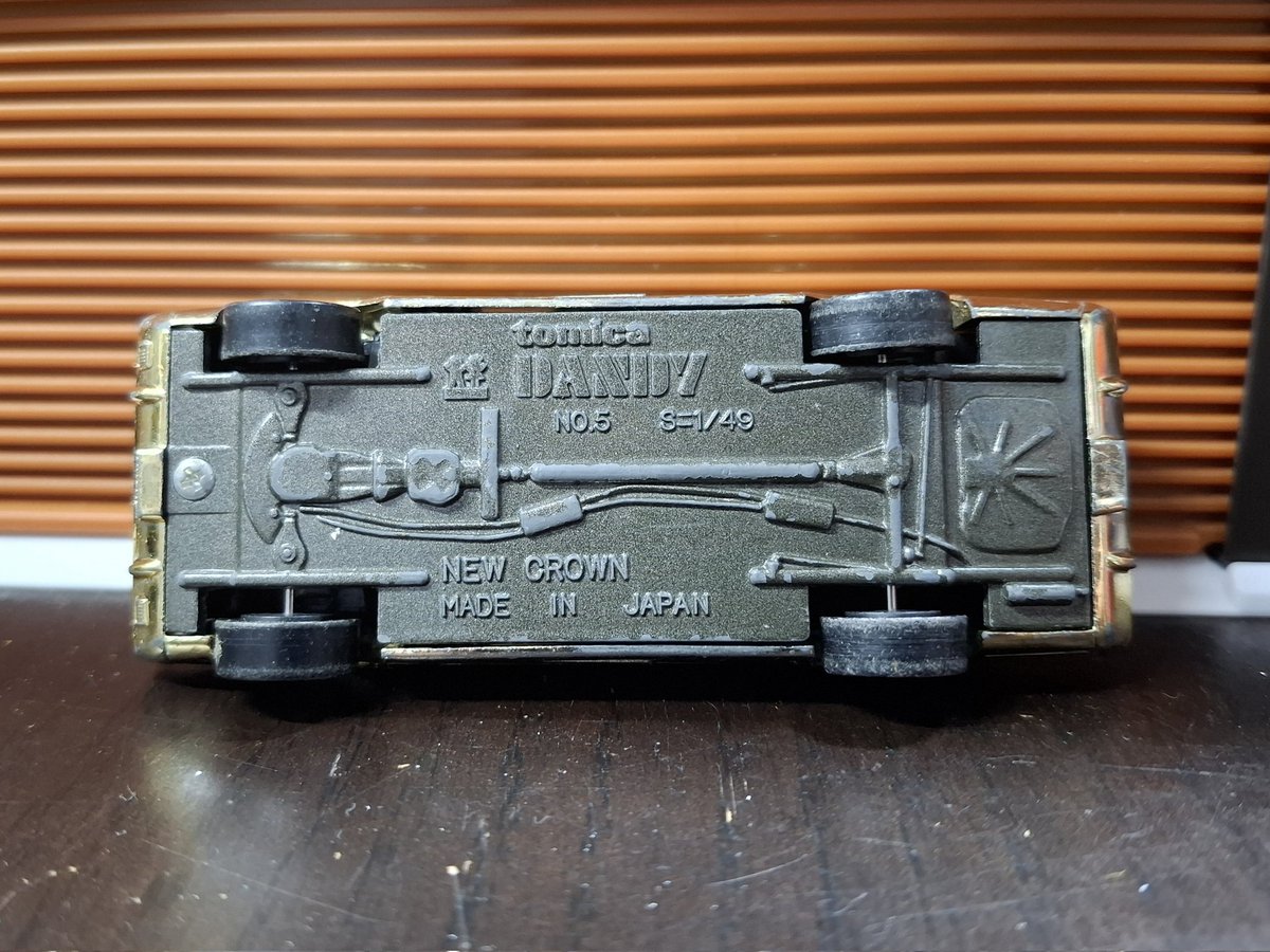 H10Ryo's tweet photo. 今回の目玉
トミカダンディ No.51 トヨタニュークラウン 金メッキ 
あまり情報出てきませんが、おそらく当時の抽選プレゼントの景品として出ていたメッキモデルと思われます。
傷やピラーの歪みがあるけど欠品無し
とにかく情報が無い､､､誰か詳細わかる方いらっしゃいますか？💦 https://t.co/kLN3nTCNZK