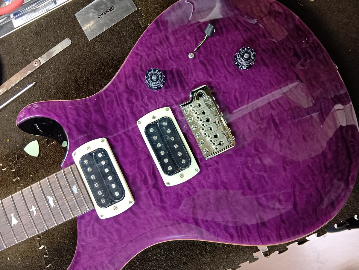 shima_ols's tweet photo. PRS本日の発送前調整
フロントPUのトーンが絶品のSE Custom22 Semi-Hollowのチャコール。
正に紫水晶の色SE Custom24Quiltのアメジスト。

どちらのキルトもきれいです。　中井

現在販売中のQuilt Topのモデルはこちら
https://t.co/v6XdEJsTd5 https://t.co/7v02tjjz7D