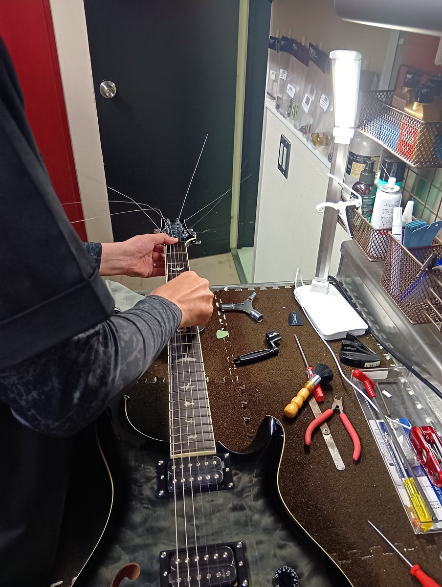 shima_ols's tweet photo. PRS本日の発送前調整
フロントPUのトーンが絶品のSE Custom22 Semi-Hollowのチャコール。
正に紫水晶の色SE Custom24Quiltのアメジスト。

どちらのキルトもきれいです。　中井

現在販売中のQuilt Topのモデルはこちら
https://t.co/v6XdEJsTd5 https://t.co/7v02tjjz7D