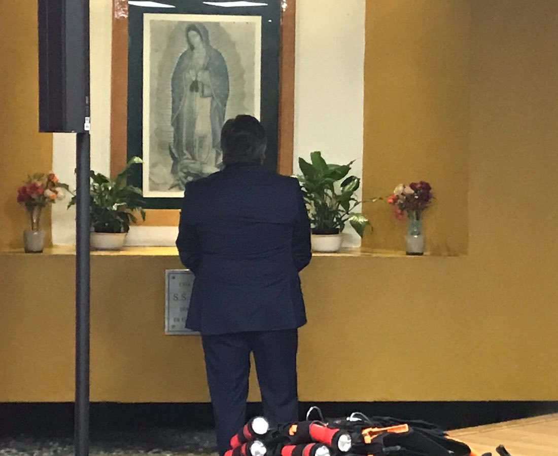 MakinaAzulMx's tweet photo. Cállese pinche brujo, aquí pura virgen de Guadalupe https://t.co/ifg0wcHYKT