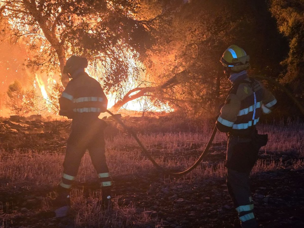 CopeBarbastro's tweet photo. Evolución favorable del incendio #IFLeciñena Durante la noche los medios han podido trabajar de forma muy efectiva y por el momento el perímetro del incendio no ha crecido. Superficie afectada provisionalmente: 2.200 hectáreas. https://t.co/H7N5n2QTvp