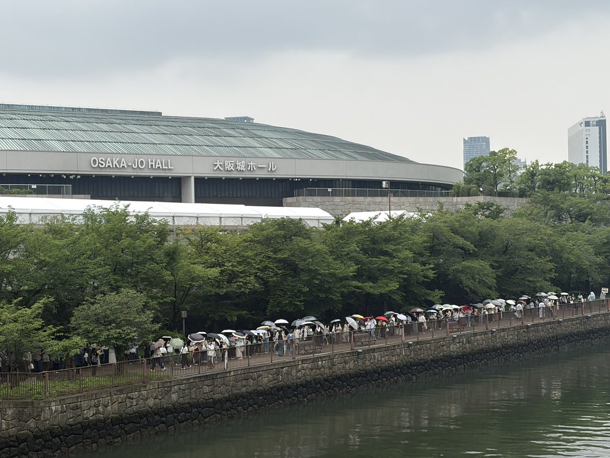 aichin221's tweet photo. ファンタのグッズすごい行列😵

あっ今日は三代目参戦です(笑)
JSBカバンで臣くんいっぱい
ぶら下げた場違い野郎です🤣 https://t.co/zQXPu8hRMb