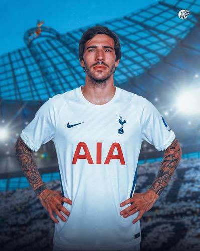RM_THFC's tweet photo. 🚨 BREAKING: Sandro Tonali is getting closer to #Tottenham from #Newcastle for a transfer fee over €100M. The midfielder has a total agreement with #THFC for a contract until 2032 (€12M/year) and has given his availability to De Zerbi, who had a key-role to convince him despite other two bids from top english clubs. 

FREE TONALI 🇮🇹⏳

@NicoSchira ✍️ | #THFC | #SPURS