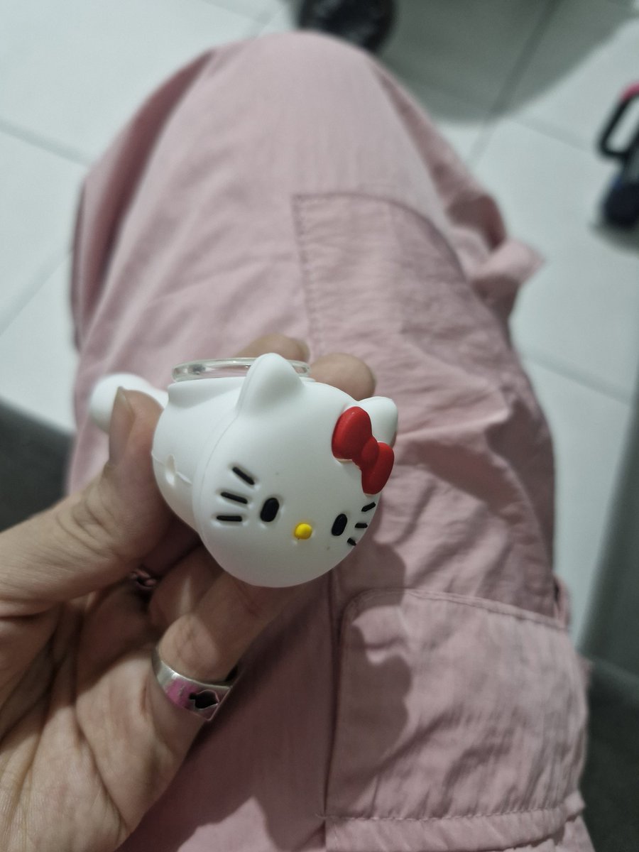 killerdollB4BY's tweet photo. Tudo o que uma gótica maconheira quer é um pipe da Hello Kitty https://t.co/94aZ6HjscK