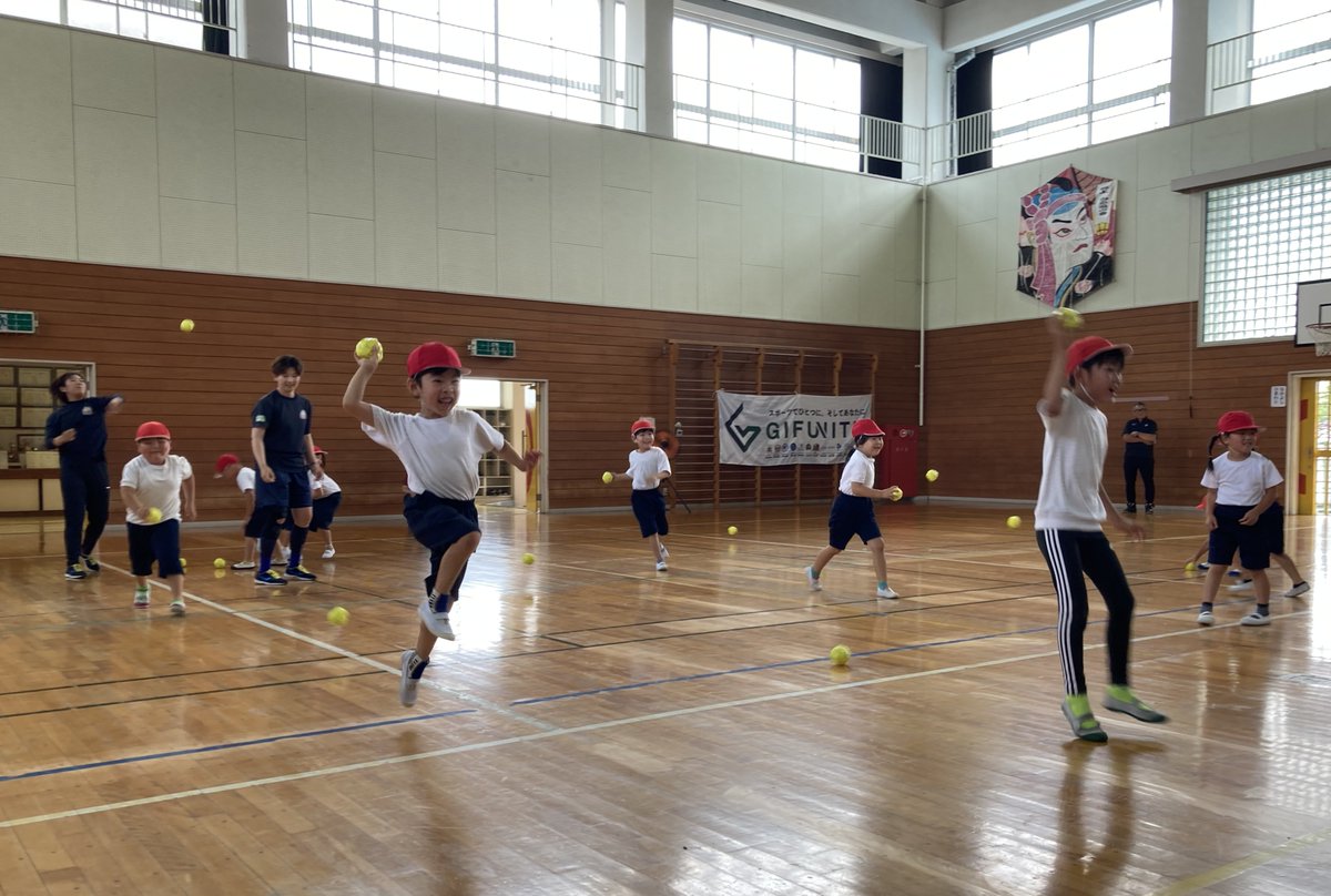 GIFUNITE's tweet photo. 6月30日に #岐阜Bluvic と #大垣ミナモソフトボールクラブ の選手たちが「郡上市立白鳥小学校」を訪問し、体育の時間で一緒に運動遊びをしました！

#GIFUNITE #つよいぞぎふっ子プロジェクト #ACP https://t.co/Z7F9kCE5eX