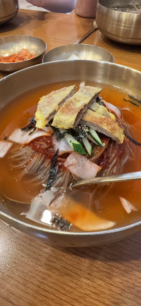 Nao01471's tweet photo. ちょっと遅めのお昼ご飯🍴

聖水の昼間は暑過ぎた🥵

お昼はさっぱりと冷麺にしました😋

ビールが体に染みる🍻

#韓国旅行
#聖水
#cassビール https://t.co/YPQbMLXvCs