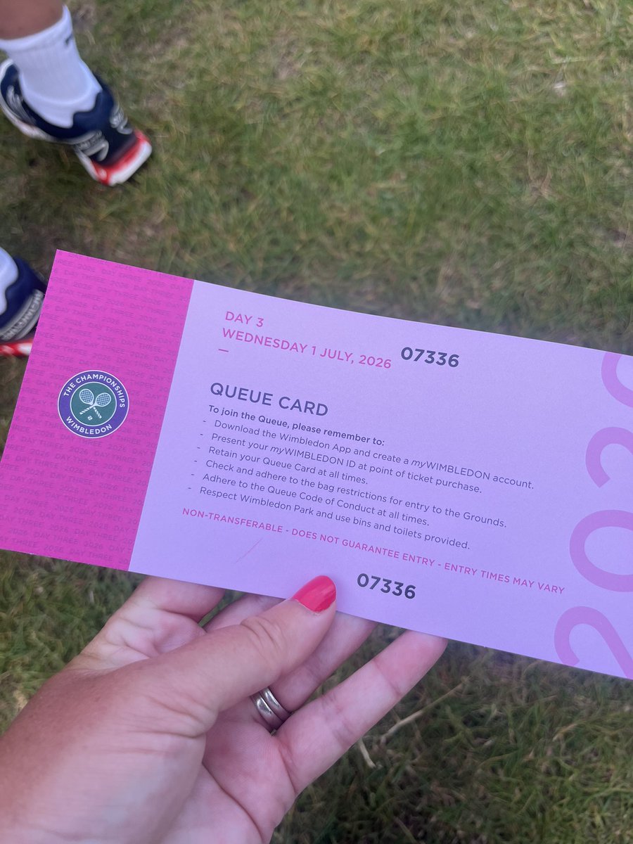 larawherry's tweet photo. Long wait ahead 🎾 @ViewFromTheQ https://t.co/VLLCazMfTF
