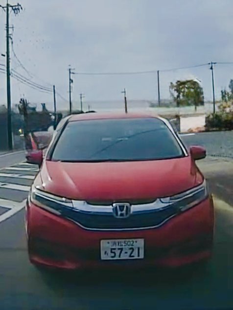 aori_number's tweet photo. 浜松502ち5721
ホンダ シャトル
背後からすごい勢いで車間詰められました。20代くらいのサングラスした若い女が運転。別の日自車の前では、一旦停止無視や、40キロ制限の道路を80キロくらいで走行していて危険極まりないです。
#拡散希望 #あおり運転 #煽り運転 #煽られ運転 #危険運転 #静岡県 https://t.co/Qu9hBJxy08