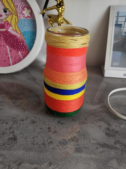 arsamaprsuran's tweet photo. Just upcycled an old glass jar into a cute desk pen holder with some colorful acrylic paint and dried leaves! Super quick DIY for sprucing up your workspace https://t.co/zadxx2cZEa