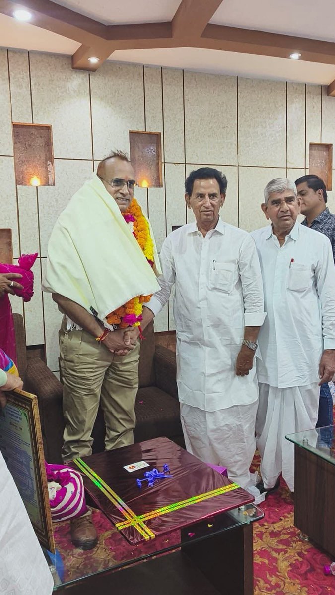 MahadevKhandela's tweet photo. अतिरिक्त पुलिस अधीक्षक श्री गिरधारी लाल शर्मा के सेवानिवृत समारोह में शिरकत कि और उनके द्वारा दी गई सेवाओं के लिए उन्हें धन्यवाद व आगे के सुखद जीवन के लिए शुभकामना दी l https://t.co/k2tlw7xnaT