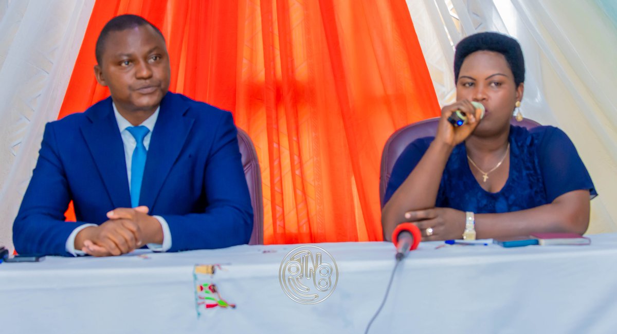 RTNBurundi's tweet photo. #Burundi : Gouvernance locale et mobilisation des recettes communales

𝗟𝗮 𝗖𝗼𝗺𝗺𝘂𝗻𝗲 𝗱𝗲 𝗚𝗶𝘁𝗲𝗴𝗮 𝗿𝗲́𝗮𝗹𝗶𝘀𝗲 𝗽𝗹𝘂𝘀 𝗱𝗲 𝟴𝟮 % 𝗱𝗲 𝘀𝗲𝘀 𝗽𝗿𝗲́𝘃𝗶𝘀𝗶𝗼𝗻𝘀 𝗱𝗲 𝗿𝗲𝗰𝗲𝘁𝘁𝗲𝘀 𝗲𝘁 𝗱𝗿𝗲𝘀𝘀𝗲 𝘂𝗻 𝗯𝗶𝗹𝗮𝗻 𝗽𝗼𝘀𝗶𝘁𝗶𝗳 𝗱𝗲 𝘀𝗲𝘀 𝗿𝗲́𝗮𝗹𝗶𝘀𝗮𝘁𝗶𝗼𝗻𝘀

Les autorités communales de Gitega ont présenté ce 29 juin 2026, le bilan des réalisations enregistrées au cours des six derniers mois, qui marquent également la fin de la première année de mise en œuvre de la réforme de la décentralisation.

À cette occasion, il a été indiqué que la Commune a mobilisé 5.980.443.594 BIF entre le 1er juillet 2025 et le 20 juin 2026, sur des prévisions de 7.282.532.942 BIF, soit un taux de réalisation de 82,12 % des recettes attendues.

𝗗𝗲𝘀 𝗶𝗻𝘃𝗲𝘀𝘁𝗶𝘀𝘀𝗲𝗺𝗲𝗻𝘁𝘀 𝗱𝗮𝗻𝘀 𝗽𝗹𝘂𝘀𝗶𝗲𝘂𝗿𝘀 𝘀𝗲𝗰𝘁𝗲𝘂𝗿𝘀 𝗽𝗿𝗶𝗼𝗿𝗶𝘁𝗮𝗶𝗿𝗲𝘀

Les réalisations concernent plusieurs secteurs clés du développement. Dans le domaine de l'agriculture et de l'élevage, 500 kilomètres de courbes de niveau ont été aménagés afin de protéger les sols et l'environnement. Des compostières ont également été creusées pour accroître la production du fumier, tandis que des coopératives ont bénéficié de terres agricoles, de semences et d'engrais pour accroître la ptoduction agricole.

Pour promouvoir les cultures d'exportation, la Commune indiqur avoir mis en place 10.000 plants de caféiers et 3.300 plants d'avocatiers, dans le but d'encourager les ménages à développer ces cultures à haute valeur ajoutée.

Dans le secteur de l'élevage, des centres de multiplication de lapins de race améliorée ont été ouverts dans les zones de Rutegama et de Mungwa, en complément des efforts déjà consentis dans l'élevage bovin.

𝗗𝗲𝘀 𝗮𝗰𝘁𝗶𝗼𝗻𝘀 𝗲𝗻 𝗳𝗮𝘃𝗲𝘂𝗿 𝗱𝗲 𝗹'𝗲́𝗱𝘂𝗰𝗮𝘁𝗶𝗼𝗻 𝗲𝘁 𝗱𝗲 𝗹𝗮 𝘀𝗮𝗻𝘁𝗲́

Dans le secteur de l'éducation, malgré l’insuffisance d'enseignants due au départ de certains d'entre eux, la Commune a procédé au recrutement d'enseignants vacataires et à l'octroi d'une prime de motivation. Des bancs-pupitres ont également été distribués dans les écoles. Par ailleurs, des examens communs aux écoles ont été organisés afin de stimuler une saine compétition entre les établissements scolaires. Les élèves ont aussi été sensibilisés à l'importance de l'hygiène et de l'assainissement.

En matière de santé, des campagnes de sensibilisation à l'hygiène et à l'assainissement ont été organisées afin de prévenir les maladies liées à l'insalubrité. Des latrines publiques ont été construites dans les lieux de forte affluence, et de nouveaux centres de santé ont été édifiés sur différentes collines afin de rapprocher les services de santé des populations.

 𝗟𝗲𝘀 𝗮𝘂𝘁𝗼𝗿𝗶𝘁𝗲́𝘀 𝘀𝗮𝗹𝘂𝗲𝗻𝘁 𝗹𝗲𝘀 𝗿𝗲́𝘀𝘂𝗹𝘁𝗮𝘁𝘀 𝗼𝗯𝘁𝗲𝗻𝘂𝘀

À l'issue de la présentation, la Vice-présidente du Conseil communal de Gitega, Marie Louise Hatungimana, a salué les performances réalisées par les responsables communaux. Selon elle, ces résultats sont le fruit du travail en équipe, de la concertation et de la bonne gouvernance.

Elle a également félicité les autorités communales pour les mesures prises contre la commercialisation de boissons alcoolisées nocives, estimant que cette décision a contribué à améliorer le bien-être de la population.

De son côté, l'Administrateur de la Commune, Jacques Nduwimana, a remercié les responsables des différents Services pour leur engagement, malgré les difficultés liées à l’insuffisance du matériel et aux faibles moyens de déplacement. Il s'est dit convaincu que les réalisations seront multipliées au cours du prochain exercice, grâce à une meilleure organisation et à l'implication de tous les Services communaux.