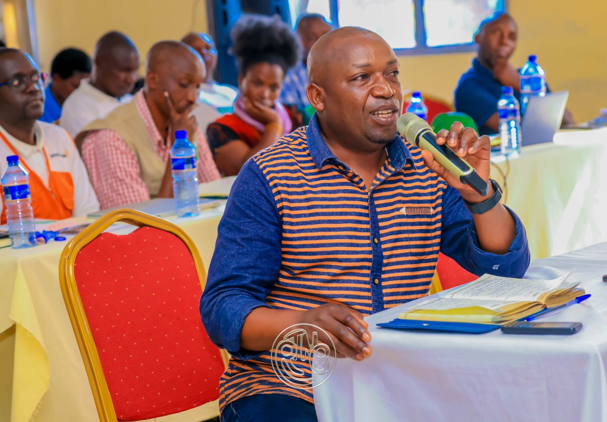 RTNBurundi's tweet photo. #Burundi : Gouvernance locale et mobilisation des recettes communales

𝗟𝗮 𝗖𝗼𝗺𝗺𝘂𝗻𝗲 𝗱𝗲 𝗚𝗶𝘁𝗲𝗴𝗮 𝗿𝗲́𝗮𝗹𝗶𝘀𝗲 𝗽𝗹𝘂𝘀 𝗱𝗲 𝟴𝟮 % 𝗱𝗲 𝘀𝗲𝘀 𝗽𝗿𝗲́𝘃𝗶𝘀𝗶𝗼𝗻𝘀 𝗱𝗲 𝗿𝗲𝗰𝗲𝘁𝘁𝗲𝘀 𝗲𝘁 𝗱𝗿𝗲𝘀𝘀𝗲 𝘂𝗻 𝗯𝗶𝗹𝗮𝗻 𝗽𝗼𝘀𝗶𝘁𝗶𝗳 𝗱𝗲 𝘀𝗲𝘀 𝗿𝗲́𝗮𝗹𝗶𝘀𝗮𝘁𝗶𝗼𝗻𝘀

Les autorités communales de Gitega ont présenté ce 29 juin 2026, le bilan des réalisations enregistrées au cours des six derniers mois, qui marquent également la fin de la première année de mise en œuvre de la réforme de la décentralisation.

À cette occasion, il a été indiqué que la Commune a mobilisé 5.980.443.594 BIF entre le 1er juillet 2025 et le 20 juin 2026, sur des prévisions de 7.282.532.942 BIF, soit un taux de réalisation de 82,12 % des recettes attendues.

𝗗𝗲𝘀 𝗶𝗻𝘃𝗲𝘀𝘁𝗶𝘀𝘀𝗲𝗺𝗲𝗻𝘁𝘀 𝗱𝗮𝗻𝘀 𝗽𝗹𝘂𝘀𝗶𝗲𝘂𝗿𝘀 𝘀𝗲𝗰𝘁𝗲𝘂𝗿𝘀 𝗽𝗿𝗶𝗼𝗿𝗶𝘁𝗮𝗶𝗿𝗲𝘀

Les réalisations concernent plusieurs secteurs clés du développement. Dans le domaine de l'agriculture et de l'élevage, 500 kilomètres de courbes de niveau ont été aménagés afin de protéger les sols et l'environnement. Des compostières ont également été creusées pour accroître la production du fumier, tandis que des coopératives ont bénéficié de terres agricoles, de semences et d'engrais pour accroître la ptoduction agricole.

Pour promouvoir les cultures d'exportation, la Commune indiqur avoir mis en place 10.000 plants de caféiers et 3.300 plants d'avocatiers, dans le but d'encourager les ménages à développer ces cultures à haute valeur ajoutée.

Dans le secteur de l'élevage, des centres de multiplication de lapins de race améliorée ont été ouverts dans les zones de Rutegama et de Mungwa, en complément des efforts déjà consentis dans l'élevage bovin.

𝗗𝗲𝘀 𝗮𝗰𝘁𝗶𝗼𝗻𝘀 𝗲𝗻 𝗳𝗮𝘃𝗲𝘂𝗿 𝗱𝗲 𝗹'𝗲́𝗱𝘂𝗰𝗮𝘁𝗶𝗼𝗻 𝗲𝘁 𝗱𝗲 𝗹𝗮 𝘀𝗮𝗻𝘁𝗲́

Dans le secteur de l'éducation, malgré l’insuffisance d'enseignants due au départ de certains d'entre eux, la Commune a procédé au recrutement d'enseignants vacataires et à l'octroi d'une prime de motivation. Des bancs-pupitres ont également été distribués dans les écoles. Par ailleurs, des examens communs aux écoles ont été organisés afin de stimuler une saine compétition entre les établissements scolaires. Les élèves ont aussi été sensibilisés à l'importance de l'hygiène et de l'assainissement.

En matière de santé, des campagnes de sensibilisation à l'hygiène et à l'assainissement ont été organisées afin de prévenir les maladies liées à l'insalubrité. Des latrines publiques ont été construites dans les lieux de forte affluence, et de nouveaux centres de santé ont été édifiés sur différentes collines afin de rapprocher les services de santé des populations.

 𝗟𝗲𝘀 𝗮𝘂𝘁𝗼𝗿𝗶𝘁𝗲́𝘀 𝘀𝗮𝗹𝘂𝗲𝗻𝘁 𝗹𝗲𝘀 𝗿𝗲́𝘀𝘂𝗹𝘁𝗮𝘁𝘀 𝗼𝗯𝘁𝗲𝗻𝘂𝘀

À l'issue de la présentation, la Vice-présidente du Conseil communal de Gitega, Marie Louise Hatungimana, a salué les performances réalisées par les responsables communaux. Selon elle, ces résultats sont le fruit du travail en équipe, de la concertation et de la bonne gouvernance.

Elle a également félicité les autorités communales pour les mesures prises contre la commercialisation de boissons alcoolisées nocives, estimant que cette décision a contribué à améliorer le bien-être de la population.

De son côté, l'Administrateur de la Commune, Jacques Nduwimana, a remercié les responsables des différents Services pour leur engagement, malgré les difficultés liées à l’insuffisance du matériel et aux faibles moyens de déplacement. Il s'est dit convaincu que les réalisations seront multipliées au cours du prochain exercice, grâce à une meilleure organisation et à l'implication de tous les Services communaux.