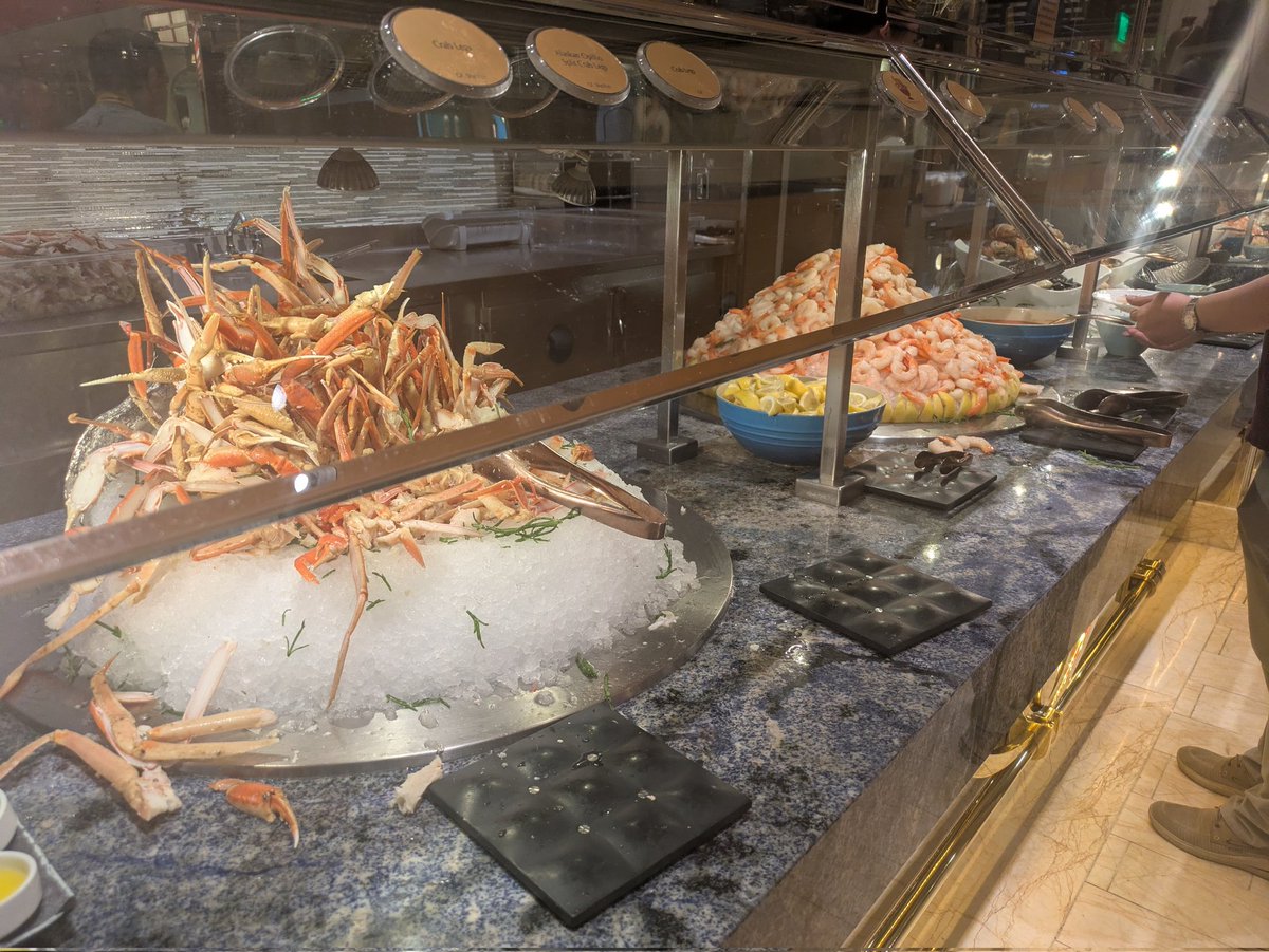 asahiroyuki's tweet photo. Wynnのバフェ行ってきた！
カニ食べ放題だし、中華は千と千尋みたい✨
クレープ目の前で作ってくれるのすごいよな
65ドル+chipなり https://t.co/DLpaVt5Dsj