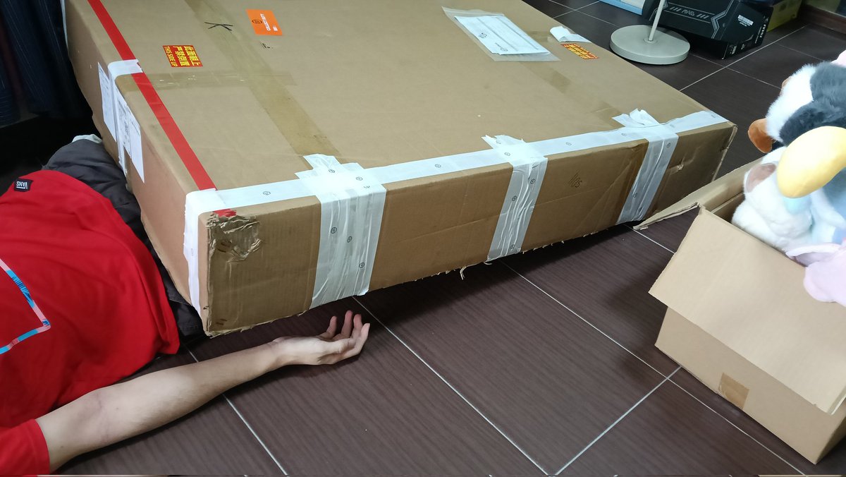Cryolien's tweet photo. Got in trouble with my apartment's security and management but finally received the #paduex from @yuancontop 
(I need to rearrange everything in my room to fit this 😇) https://t.co/qgsVNB0FnX