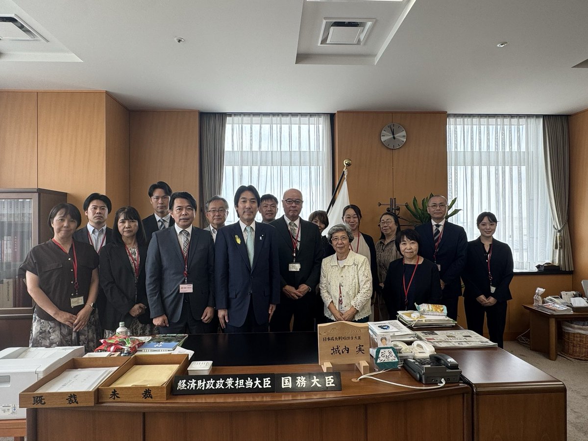 minoru_kiuchi's tweet photo. 昨日は、湖西市の田内市長とともに、林総務大臣、金子国土交通大臣をはじめ、財務省、農林水産省、環境省へ湖西市の要望活動を行いました。
湖西市は、静岡県最西端に位置し、浜名湖と太平洋に囲まれた自然豊かなまちで、自動車関連産業をはじめとする「ものづくり」の集積地として、日本の産業を支える重要な地域でもあります。
今回は、「浜松湖西豊橋道路(仮称)」の早期実現をはじめ、物流を支える道路整備、水道DX、環境施設整備、農振法の柔軟な運用、普通交付税不交付団体への財源措置など、湖西市の将来を見据えた重要課題について要望を行いました。

また、大臣室では浜松民間保育園長会、浜松子育て推進連盟の皆様と意見交換を行い、保育現場が直面する課題や子育て支援の充実に向けた率直なご意見を伺いました。その後、黄川田こども政策担当大臣へ要望を行い、現場の声を直接届けてまいりました。
大臣としての公務で、地元へ帰れない日々が続きますが、地元と国とのパイプ役として、湖西市、浜松市をはじめ、地元・静岡県西部の発展のため、これからも全力で取り組んでまいります。

＃湖西市　＃浜松市　＃保育園　#こども園
＃城内実
