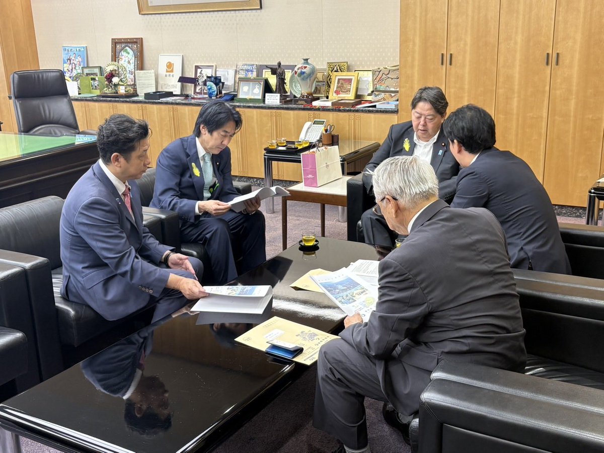 minoru_kiuchi's tweet photo. 昨日は、湖西市の田内市長とともに、林総務大臣、金子国土交通大臣をはじめ、財務省、農林水産省、環境省へ湖西市の要望活動を行いました。
湖西市は、静岡県最西端に位置し、浜名湖と太平洋に囲まれた自然豊かなまちで、自動車関連産業をはじめとする「ものづくり」の集積地として、日本の産業を支える重要な地域でもあります。
今回は、「浜松湖西豊橋道路(仮称)」の早期実現をはじめ、物流を支える道路整備、水道DX、環境施設整備、農振法の柔軟な運用、普通交付税不交付団体への財源措置など、湖西市の将来を見据えた重要課題について要望を行いました。

また、大臣室では浜松民間保育園長会、浜松子育て推進連盟の皆様と意見交換を行い、保育現場が直面する課題や子育て支援の充実に向けた率直なご意見を伺いました。その後、黄川田こども政策担当大臣へ要望を行い、現場の声を直接届けてまいりました。
大臣としての公務で、地元へ帰れない日々が続きますが、地元と国とのパイプ役として、湖西市、浜松市をはじめ、地元・静岡県西部の発展のため、これからも全力で取り組んでまいります。

＃湖西市　＃浜松市　＃保育園　#こども園
＃城内実