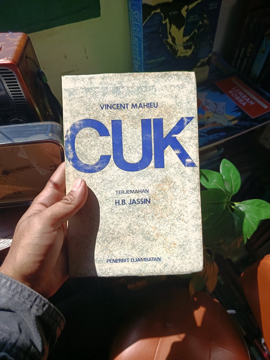xiuxiufor's tweet photo. mampir di tengah perjalanan pulang ke toko buku sani, tanpa membawa apa2 lagi

tapi silahkan bagi yang mau, 
CUK - Vincent mahieu (100 k) 
Potret manusia - M. Fudoli Zaini (50 k) https://t.co/HdnOSrBAJe