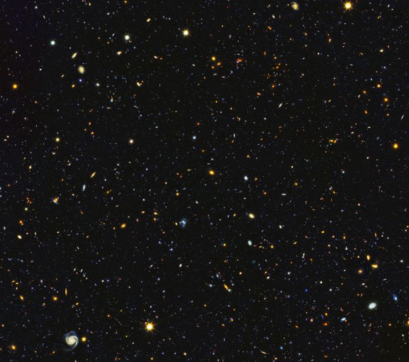 estelsiplanetes's tweet photo. 😮Quina paradoxa!

🔭En aquesta imatge del telescopi Hubble apareixen més de 15.000 galàxies, cadascuna amb centenars de milers de milions d'estels i de planetes. Però tot i això, aquestes fotografies retraten l'extrema BUIDOR de l'univers.

Fem l'exercici següent: fixem-nos en un dels petits punts que hi apareixen. Com dèiem, és una galàxia, potser amb un bilió de planetes.
* Primera reflexió: com de lluny ha d'estar perquè, sent tan grossa, aparegui tan petita a la foto?
* I segona reflexió: què hi ha entre nosaltres i aquesta galàxia? Res, perquè si hi hagués quelcom ens la taparia.

Per tant, no són els punts de llum, les galàxies, els protagonistes del retrat, sinó els immensos espais buits.

😵Vaig calcular-ho: per simular la densitat de matèria que hi ha a l'univers (incloent matèria ordinària i l'enigmàtica matèria fosca) hauríem d'agafar la novena part d'un granet d'arròs, esmicolar-la i distribuir el polsim dins d'una esfera buida de la mida de la Terra!

En altres paraules, si poguéssim contemplar tot l'univers en la nostra mà i ens preguntessin què hi ha, respondríem que RES, i seria la resposta científicament més precisa de la història.

🙋I aquí som, en un racó d'un cosmos buit i omplint de vida un petit planeta.