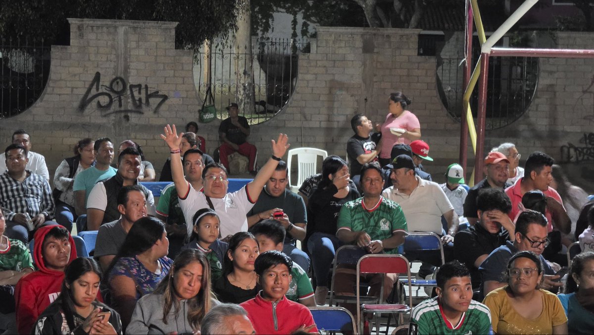 PETEOOAX's tweet photo. ⚽🇲🇽 ¡La pasión por México nos une!

Nuestra Presidenta del Partido de la Transformación Oaxaqueña, Salomé Martínez, junto con el Presidente del Comité Municipal de Santa Cruz Xoxocotlán, Sebastián Melgar de los Santos, y parte del Comité Directivo Estatal, compartieron con la ciudadanía la emoción del encuentro México vs. Ecuador en la Agencia Aguayo.

¡Seguimos fortaleciendo la cercanía con nuestra gente, compartiendo los momentos que unen a nuestro país! ❤️🤍

#SomosLaFuerzaDeLaTransformación
#LaFuerzaDelCambioVerdadero

@SalomeMtzS