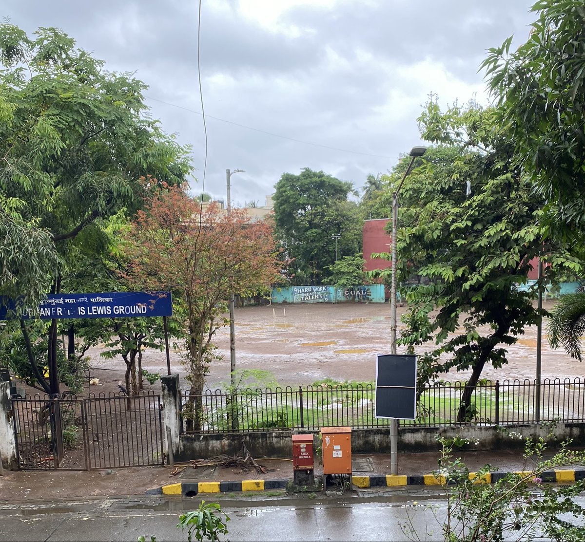 _sinnamin's tweet photo. @mybmc @mybmcWardHW This banner outside Supari Talao maidan, Mt Carmel’s road is going to fall on someone. Please have it removed immediately &amp; remove all of the banners from the road. https://t.co/sKL02J7kCZ