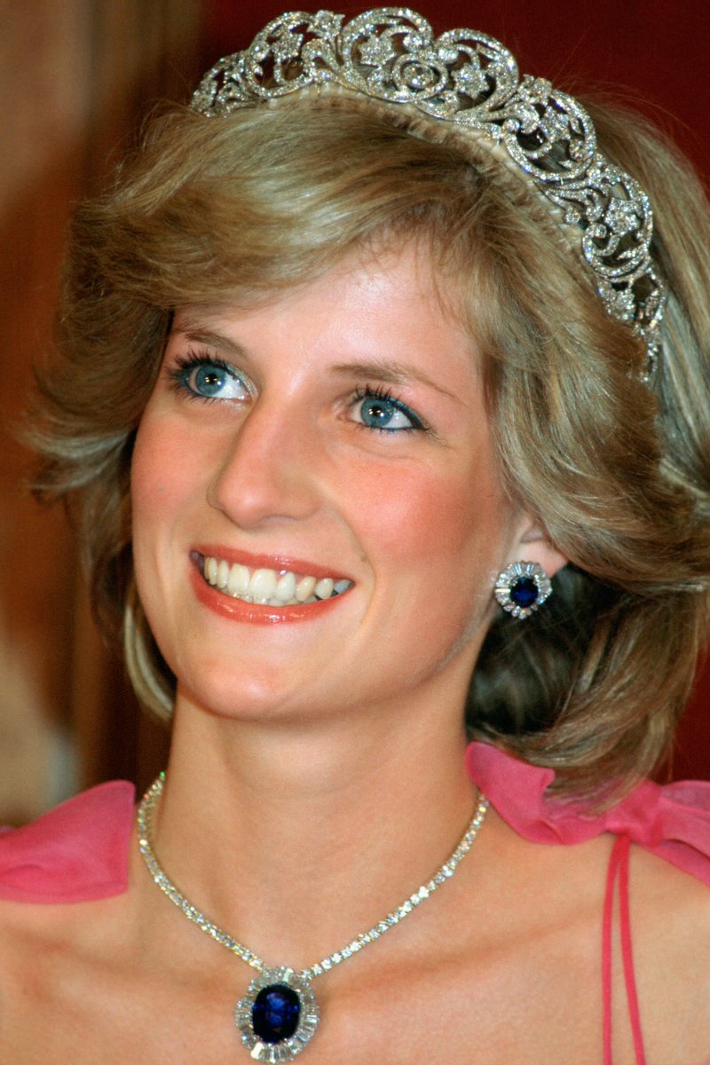 RoyalWatchUK's tweet photo. Happy Birthday, England’s Rose 🌹 🏴󠁧󠁢󠁥󠁮󠁧󠁿❤️

Diana, Princess of Wales would’ve been 65 years old today. https://t.co/zs4TyNwK5F