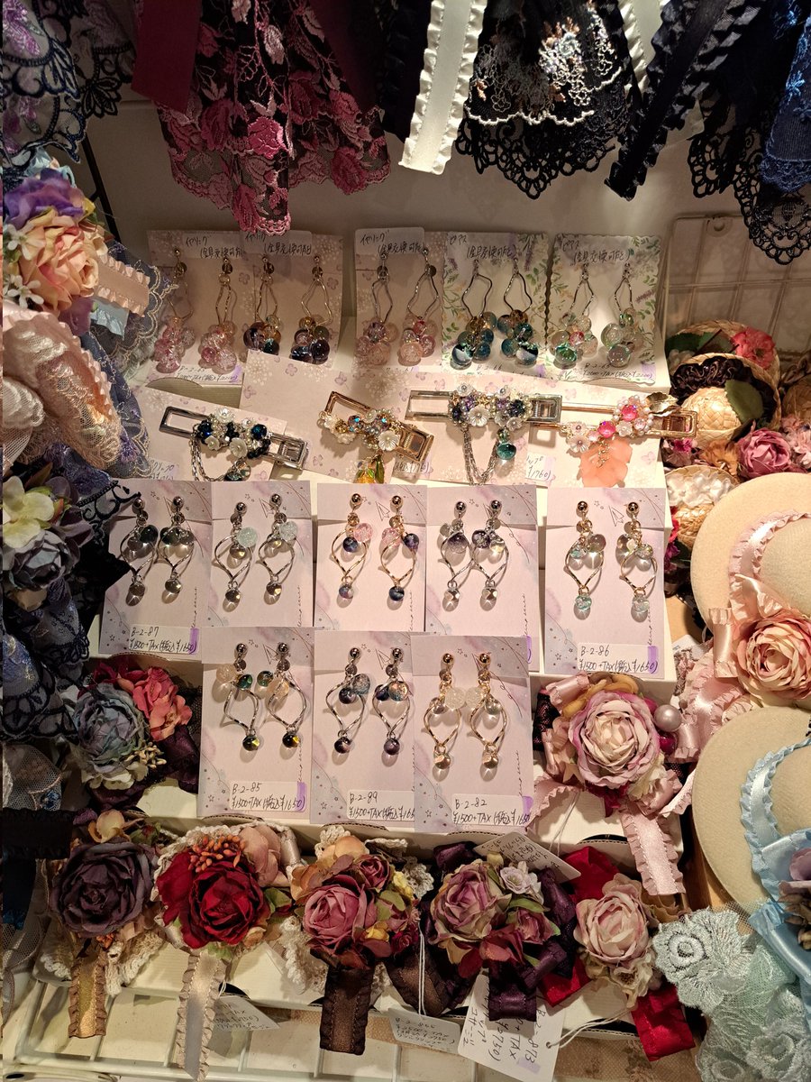Voice_mode's tweet photo. 言ってなかったのですが、3日から始まります #CARAMEL_MUSEUM のM2部にて参加させていただきます（なんで言わなかったか？絶賛制作中だからです）
基本はヴェール型コサージュメイン、ネックレス、などなどの予定です。撮影できたら紹介させていただきます。BOXと変わらない……
#キャラメル_創作 https://t.co/I5ZofNTMJ7