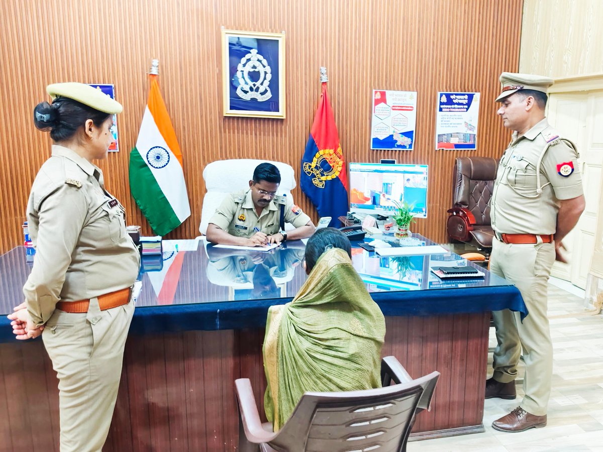 Etahpolice's tweet photo. एटा~ वरिष्ठ पुलिस अधीक्षक एटा द्वारा पुलिस कार्यालय पर आये फरियादियों की समस्याओं को सुनकर उनकी समस्याओं का उचित, गुणवत्तापूर्ण एवं समयबद्ध निस्तारण कराया जा रहा है।
#UPPolice 
#जनसुनवाई https://t.co/PiNP3CKGou