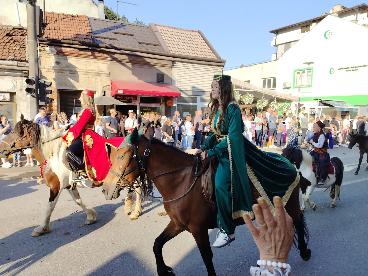 y_aganoglu's tweet photo. Bosna Hersek’te 516. Ayvaz Dede Şenliklerine katıldım.
Günler öncesinden başlayan hazırlık ve etkinlikler sonrasında 27 Haziranda Bosna-Hersek'in birçok kasabasından yüzlerce atlı ve şehirlerini temsil eden bayraktarları Donyi Vakuf kasabasında geçit töreni yaptılar. https://t.co/V9ss0Dmhfs