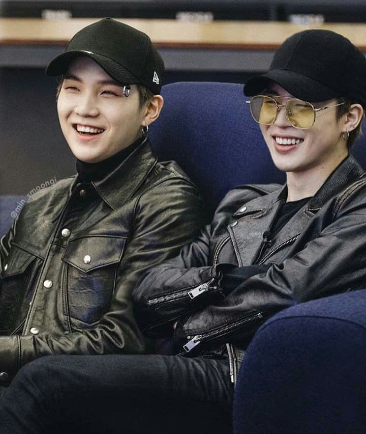 the7print's tweet photo. YOONMIN canonverse isekai AU where bangtan are at the height of their fame but IRL Yoongi is hopelessly down bad for IRL Jimin, and starts reading an AU fanfic to cope with his growing feelings… 

only to wake up the next day as ao3 yoongi, inside his favourite fanfic’s universe https://t.co/Bad7ZGCzvN