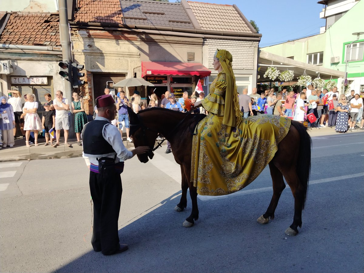y_aganoglu's tweet photo. Bosna Hersek’te 516. Ayvaz Dede Şenliklerine katıldım.
Günler öncesinden başlayan hazırlık ve etkinlikler sonrasında 27 Haziranda Bosna-Hersek'in birçok kasabasından yüzlerce atlı ve şehirlerini temsil eden bayraktarları Donyi Vakuf kasabasında geçit töreni yaptılar. https://t.co/V9ss0Dmhfs