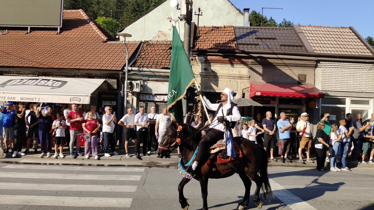 y_aganoglu's tweet photo. Bosna Hersek’te 516. Ayvaz Dede Şenliklerine katıldım.
Günler öncesinden başlayan hazırlık ve etkinlikler sonrasında 27 Haziranda Bosna-Hersek'in birçok kasabasından yüzlerce atlı ve şehirlerini temsil eden bayraktarları Donyi Vakuf kasabasında geçit töreni yaptılar. https://t.co/V9ss0Dmhfs