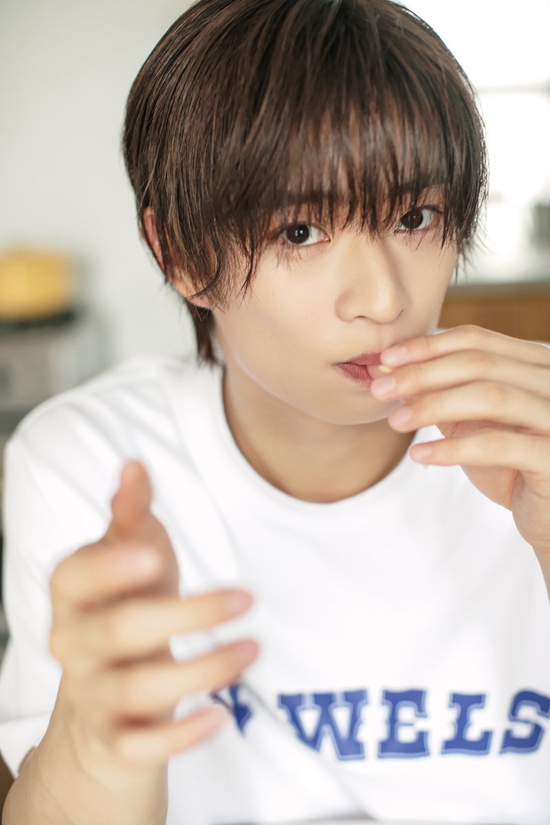 oricon's tweet photo. ACEes浮所飛貴、激メロ連載スタート
「彼氏始めました」夢かなえるグラビア
⠀
浮所くんとこんな恋がしたい💕
漫画家がシチュエーションをプロデュース
https://t.co/wSpyow0Sps
⠀
『ベツコミ』8月号
友達以上恋人未満の同級生と過ごす昼下がり https://t.co/axMPrUK4uD