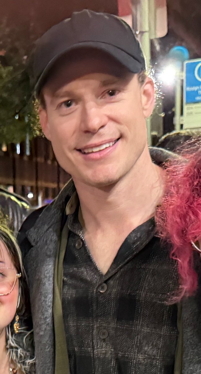 alligator_tearz's tweet photo. He’s such a cutie mannn
After he met everyone he was like “Sorry guys I gotta go now!” and he genuinely turned around, walked away and disappeared into the night.
Sam Reid you have changed our lives for the better https://t.co/ajKsChLNQ5