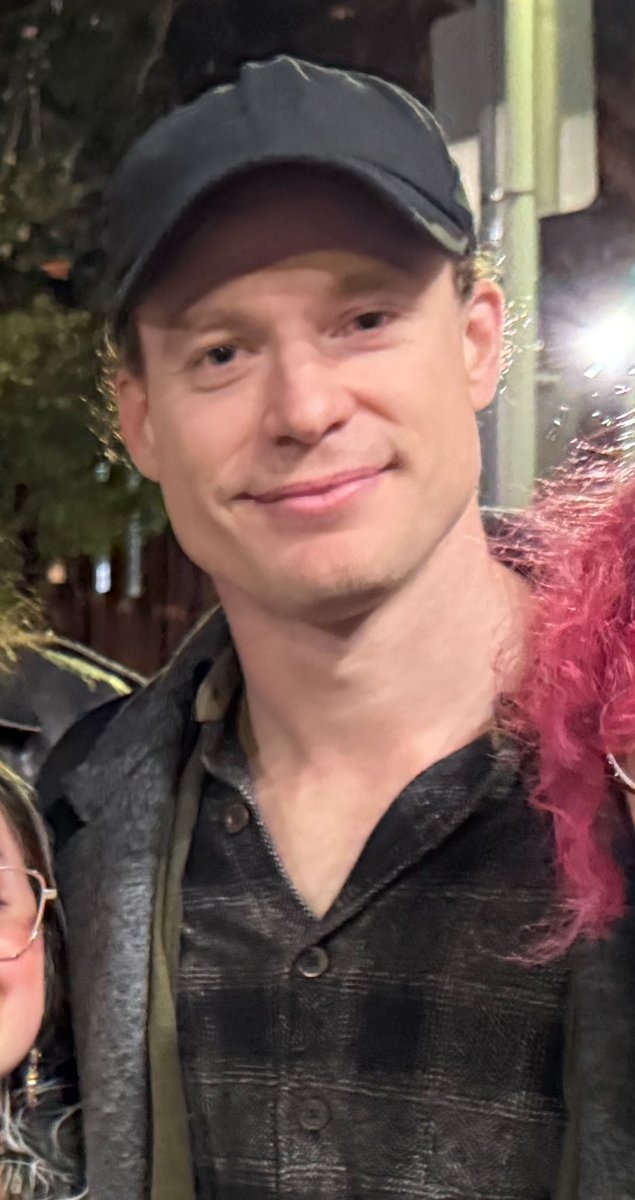 alligator_tearz's tweet photo. He’s such a cutie mannn
After he met everyone he was like “Sorry guys I gotta go now!” and he genuinely turned around, walked away and disappeared into the night.
Sam Reid you have changed our lives for the better https://t.co/ajKsChLNQ5