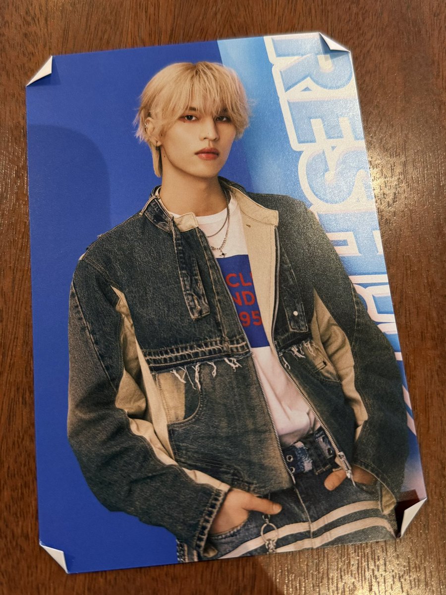 Rose08310831's tweet photo. ICEx リリイベ 発売記念スペシャルイベント
お渡し会レポ

私「今日は特別な日だから、ポスカにおまじないかけてほしい」
💚「あじゃあ四隅全部折ってあげる」
係員「お時間です」
💚（まだ折ってる）
私「波空斗‼️波空斗‼️‼️」
💚（まだ折ってる） https://t.co/6CgZoALDdP