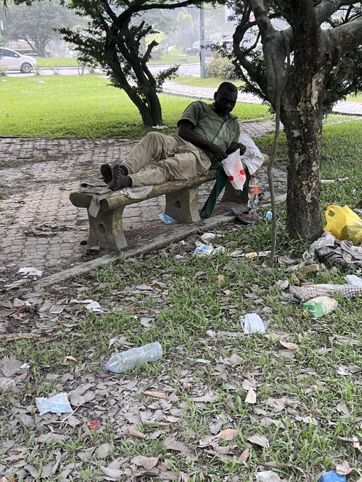 DjafangP's tweet photo. ⸻

15 ANS D’ENGAGEMENT 🤍
15 ans de BONHEUR ✨

Cette année, nous célébrons dans la rue,
en partageant un repas avec nos frères et sœurs vivant dans la rue.

Faites partie de cet impact.
✨ 1 don = 1 sourire
✨ 1 geste = 1 vie touchée

📞 Contributions : 695777654 / 682353085 tazong 

Donnez. Partagez. Impactez.
