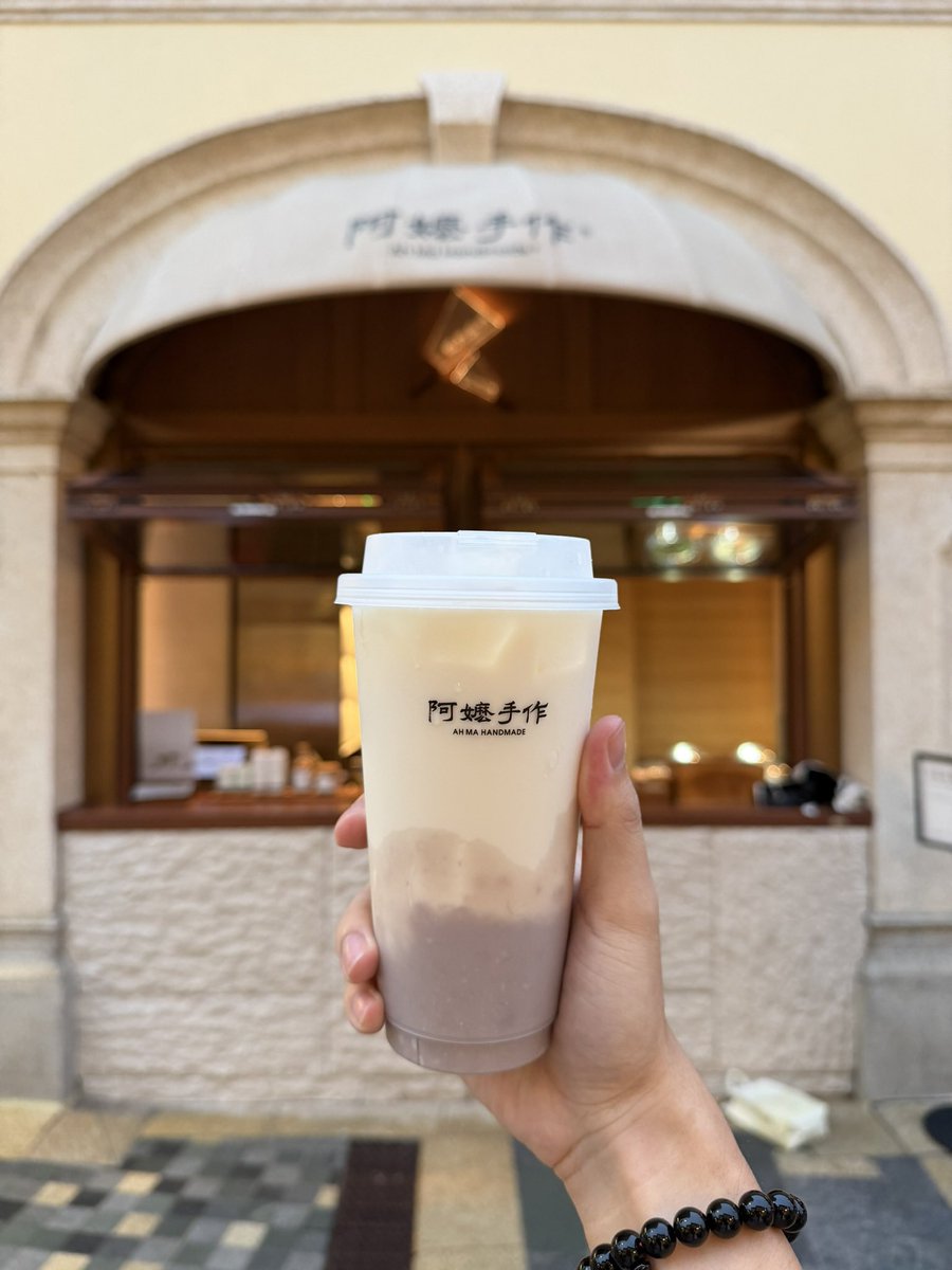 jitamkin's tweet photo. @Mel_kirakira อันนี้ชอบบบบบมากกกครับ ดีย์ที่สุด ร้านแรกที่พุ่งไปกิน 🧋ตอนนี้กินตะโก้เผือกแทนไปก่อนครับ😆 https://t.co/fvHOxQpxoh