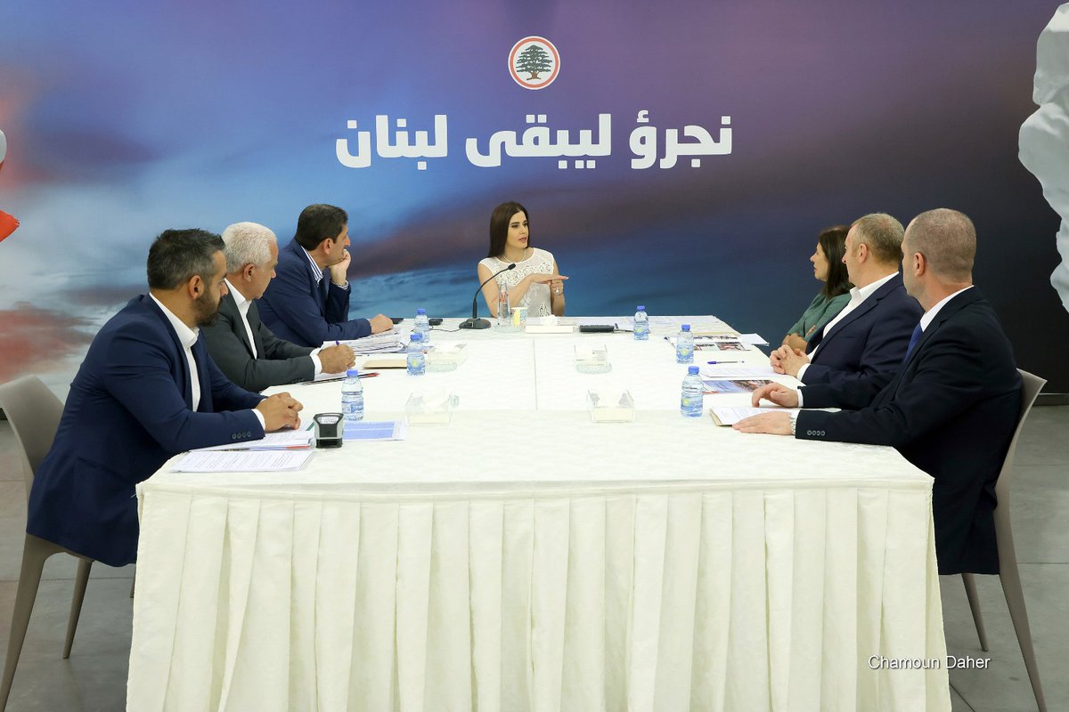 SethridaGeagea's tweet photo. خلال ترؤسي اجتماع الهيئة الإدارية لـ"مؤسسة جبل الأرز" في معراب:

إن لبنان يقف اليوم أمام فرصة وطنية استثنائية للخروج من الحلقة المفرغة التي أُدخل إليها طوال عقود بسبب منطق السلاح الخارج عن الدولة وربط مصيره بمحاور وصراعات لا تمتّ إلى مصلحة اللبنانيين بصلة. ومن هنا، فإنّ أي محاولة لتصوير اتفاق الإطار الذي توصّلت إليه الدولة اللبنانية على أنّه "إملاءات" أو تشبيهه بمحطات سقطت في التاريخ، لا تغيّر من حقيقة أساسية مفادها أنّ ما جرى هو اتفاق أنجزته الدولة اللبنانية بمؤسساتها الدستورية الشرعية، بقيادة فخامة رئيس الجمهورية العماد جوزاف عون وبالتنسيق الكامل مع رئيس مجلس الوزراء نواف سلام، انطلاقاً من المصلحة الوطنية العليا، وليس استجابة لأي إرادة خارجية.
إنّ اللبنانيين لم يعودوا يحتملون استمرار سياسة الانتظار وربط مستقبل وطنهم بمفاوضات إقليمية أو تفاهمات بين دول أخرى، وكأنّ لبنان ليس دولة ذات سيادة، بل مجرد ورقة على طاولة الآخرين. فلبنان لا يمكن أن يبقى رهينة مسارات لا يملك قرارها، فيما شعبه يدفع يو��ياً أثمان هذا الارتهان من أمنه واستقراره واقتصاده ومستقبل أبنائه. وقد ��ثبتت التجارب، وبشكل لا يقبل أي جدال، أنّ ربط القرار اللبناني بأي محور خارجي لم يؤدِّ إلا إلى المزيد من الحروب والانهيارات والعزلة، فيما أثبتت أيضاً أنّ استعادة الدولة لقرارها السيادي وحدها تشكل المدخل الحقيقي لحماية لبنان وصون حقوق اللبنانيين كافة.
وانطلاقاً مما سبق، فإنّ الرهان الحقيقي اليوم يجب أن يكون على الدولة اللبنانية وحدها، وعلى مؤسساتها الدستورية، وعلى الجيش اللبناني الذي يشكل الضمانة الوطنية لجميع اللبنانيين من دون استثناء، وليس على أي قوة أخرى أو أي توازنات خارجية أثبت الزمن فشلها. فالجيش يبقى المؤسسة الوطنية الجامعة التي يجب أن تحظى بالدعم الكامل بعيداً من أي تجاذب سياسي أو محاولات لاستعماله في سجالات داخلية.
أما الحديث عن أنّ هذا الاتفاق "لن يُنفّذ"، فهو لا يخدم إلا استمرار الأزمة وإبقاء الجنوب وأهله رهائن واقع لم يجلب للبنان سوى الدمار والخسائر. فالمطلوب اليوم ليس ��عطيل فرصة تاريخية جديدة، بل توحيد الجهود لإنجاحها، لأنّ نجاحها يعني استكمال بسط سلطة الدولة على كامل الأراضي اللبنانية، وإنهاء زمن القرارات العسكرية والأمنية الخارجة عن الشرعية، وإعادة لبنان إلى موقعه الطبيعي دولةً سيدةً، حرّةً، مستقلةً، تقرّر بنفسها مستقبلها وعلاقاتها الخارجية وفق مصالحها الوطنية وحدها.
لقد تعب اللبنانيون من دفع أثمان مشاريع الآخرين، وهم يستحقون أخيراً دولةً، وقراراً وطنياً، ومستقبلاً يُصنع في بيروت.