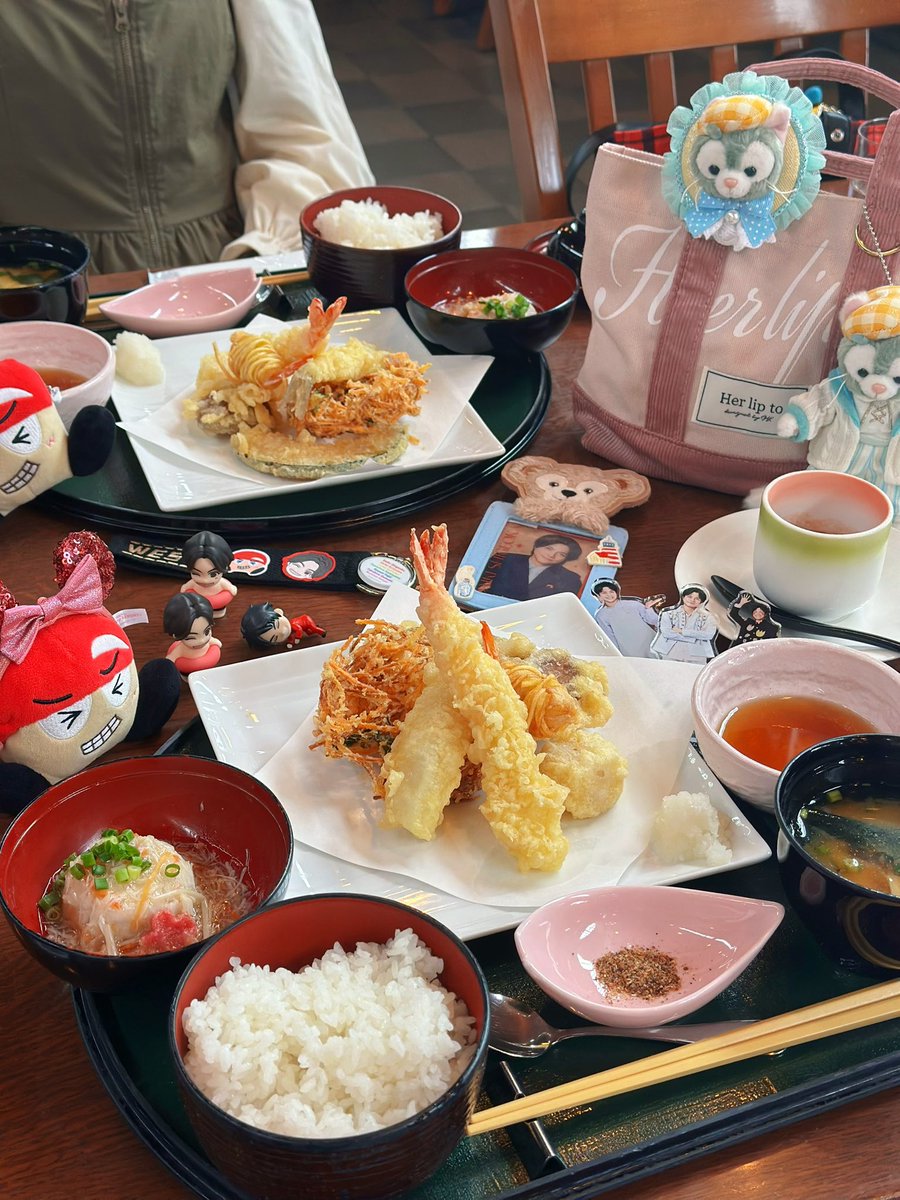 Maru_5124's tweet photo. 実は台風の日にシー行ってきました🌧️
天気悪いのにアナ雪140分待ちはさすがだなあ🥹って運良くてDPA取れてアナ雪初乗り叶いました https://t.co/gcC46aUAu9