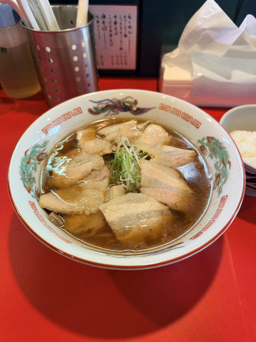 JIMOHACK3's tweet photo. 仙台の東勝山にオープンした「デラちゃんラーメン」で、チャーシュー麺＋半ライス。

頭が良くなると噂、の跡地にオープン。青森で煮干ラーメンを出していた祖母直伝の中華そばが看板。

スープは最初に甘み、次に煮干しがきて、最後に鶏と醤油の旨みがくる奥深い味。麺は懐かしい黄色の細麺。

煮干ガツンというラーメンではなく、田舎の煮干ベースな中華そばという感じで、まさにおばあさん直伝なのでしょう。美味しかったです。

ラーメン大盛りか、半ライスが無料サービス。不定休なので来訪時はSNSチェックがおすすめ。

https://t.co/AF35NRzjBC