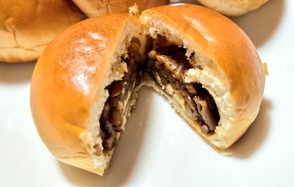 IjMk3m's tweet photo. 【薄皮U.F.O焼きそばパン】
購入価格160円 1個89kcal
4個入
4.5
開けるとほんのりソースの香りがする程度だけど
食べるとぶわっとあの独特な濃厚ソースの味が口に広がり
更にマヨネーズがコクが
とてもよい仕事していて
柔らか甘みのあるパンとの相性もよく
1個でもすごい満足感あり
めちゃうま https://t.co/BPx3xL40Ig