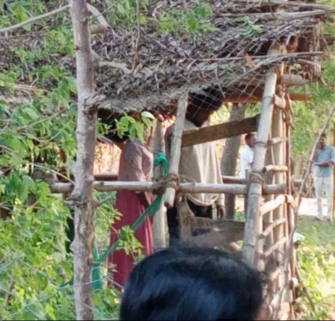 shanmugamchin10's tweet photo. மயிலாடுதுறை ஆ&ணவக்கொ&லை விவகாரத்திலும் சம்பந்தப்பட்ட இருவரில், பெண்ணின் உடலை தகனம் செய்துவிட்டதாகக் கூறப்படுகிறது. முதல் நாளில் பார்த்திபன் குடும்பத்தோடு சண்டை போட்டிருக்கிறார்கள்... அடுத்த நாளே பார்த்திபனும் அவரது காதலியும் தூக்கில் தொங்கவிடப்பட்டிருக்கிறார்கள்... அதுவும், இத்துப்போன குடிசையில்... அந்த குடிசையில் தூக்குப்போட வாய்ப்பேயில்லை... ஆக, இதுகுறித்தான விசாரணை நடக்கும்போதே சம்பந்தப்பட்டவர்களில் ஒருவரின் உடலை தகனம் செய்துவிட்டார்கள்... 

இன்றைய கூட்டணிக்கட்சிகள் ஆலோசனைக் கூட்டத்தில் இதுகுறித்தும் பேசுவார்களா? தெரியவில்லை... ஒரு தவறை முன்கூட்டியே தடுக்கமுடியாவிட்டாலும், இப்படி சாட்சியை அழிப்பதுபோல் உடனுக்குடன் எரிக்கும் போக்கு மிகவும் தவறு!! இதெல்லாம் வட இந்தியப் பழக்கம்... இப்போது தமிழ்நாட்டிலும்...

இந்த அரசு ரீல்ஸ் எடுப்பதிலும் ஃபேக் நியூஸ் தயாரிப்பதிலும் காட்டும் முனைப்பை, குற்றங்களைத் தடுப்பதில் காட்ட வேண்டும்... சட்டம் ஒழுங்கு மிகமிக மோசமாகியிருக்கிறது... கடந்த ஆட்சியின் இறுதியில் படுமூர்க்கமாக ஆட்சிக்கெதிராகக் குரலெழுப்பிவிட்டு, இப்போது மட்டும் ஆட்சியாளர்களைக் கேள்வி கேட்காமல், அவர்களை பாதுகாப்பவர்களையும் பார்க்க முடிகிறது!!