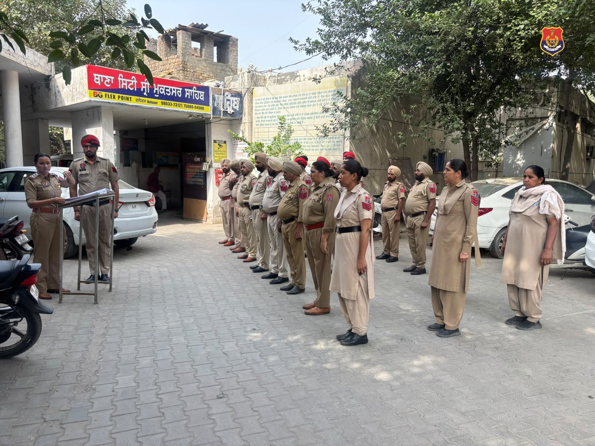 MuktsarPolice's tweet photo. Morning Roll-Call in Police Stations was conducted by SHOs in District Sri Muktsar Sahib. In this,SHOs inspected uniforms of the Police Personnel,briefed them about day’s tasks & issued necessary instructions to maintain law and order situation. #ForceIsFamily #LetsBringTheChange https://t.co/8V8OeRYzrL