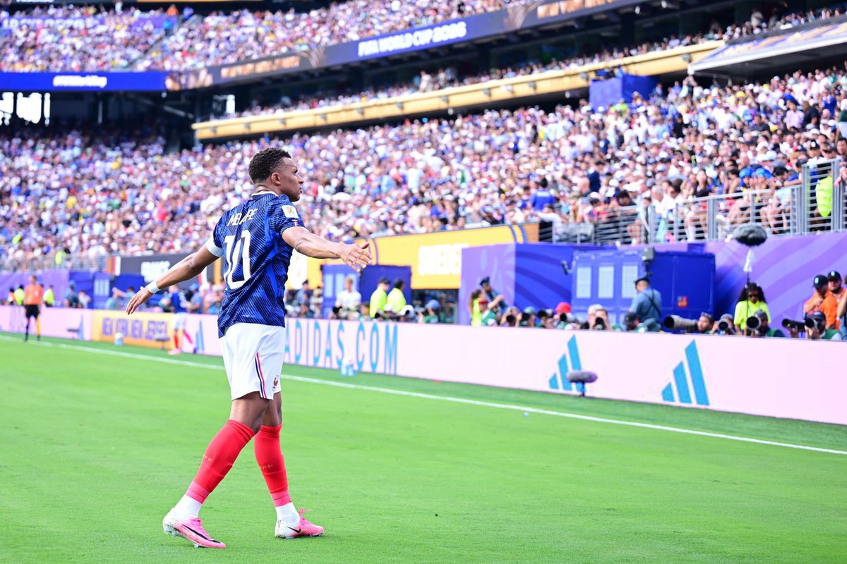 Honorablefip's tweet photo. Normally Mbappe no dey di same level with any of di players wey dem dey compare am with.

This Mbappe fit create goal from where you think say goal no go come out, tap-ins no dey for hin book.

Put this guy for wing and see wonders, I no just know why some Real Madrid fans begin h@te this guy.

Mbappe is good, big game player wey no dey hide for ball, infact, Mbappe prefer big game than any other match.

Anybody wey hate Mbappe near you abeg help me use left hand give di person better 🫱🏾