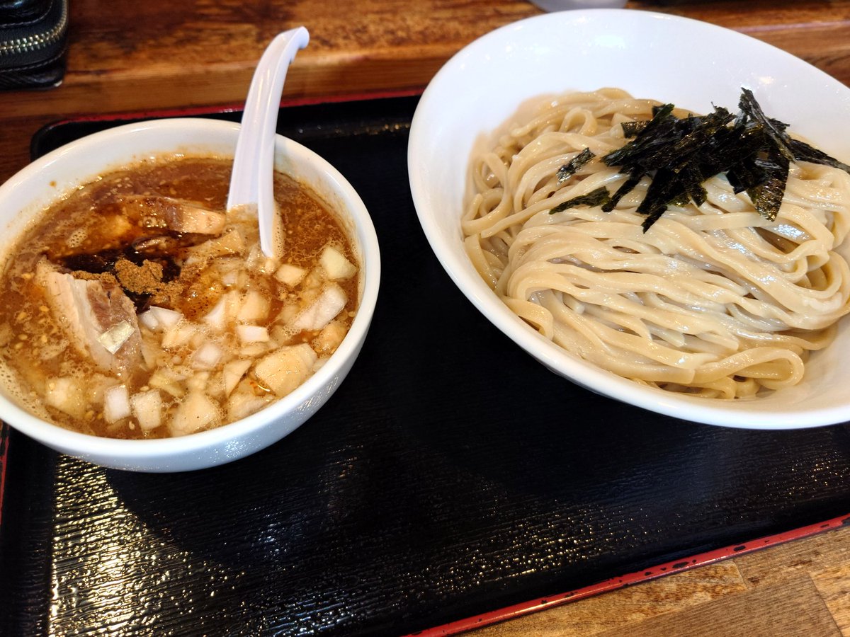 you198007's tweet photo. お店の告知見た瞬間麺に惹かれて来ちゃった🤣
上田市の上田らあめんはち🐝
７月限定の濃厚魚介つけ麺♪
小麦の風味めっちゃ良いムニモチ麺はしっかりコシも感じドストライク🤤
つけ汁はシャバ系だけど魚介しっかり感じ此方も好きなタイプ😋
４００だと最後冷たくなってしまうのは残念だけど今月出来る限り来ようかと思える逸杯♪
ちな麺が美味しいから海苔は無しでもよろし🤣