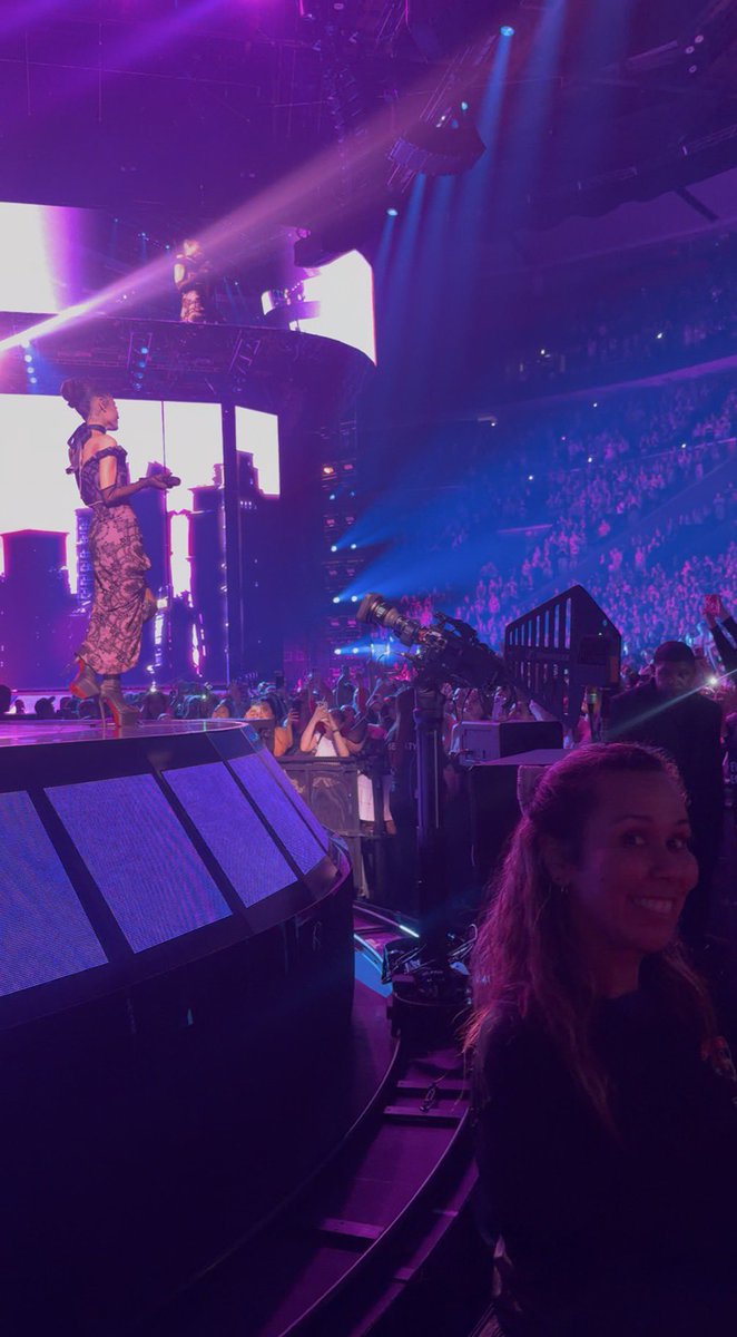 awianahq's tweet photo. LMAO THE WORKER WANTED A PIC W ARI I CANT BELIVE I GOT THIS IM DEAD BUTT I NEVA GOT TO SEND IT TO HER🥲 arianators unite and find this lady so she can have this photo!!! #estsunrise #eternalsunshinetour @GrandeTourNews https://t.co/IGJAuXEG6C
