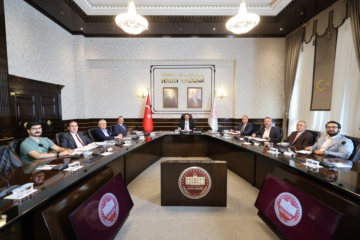 HatayValiligi's tweet photo. Hatay’ımızın Tarımsal Kalkınmasına Güçlü Katkı

📌 Hatay Enek Süt ve Besi Organize Tarım Bölgesi Müteşebbis ve Yönetim Kurulu Başkanı Valimiz Mustafa MASATLI Enek Süt ve Besi Organize Sanayi Bölgesi altyapı yatırımının yapım sözleşmesi imza altına alındı. 

📌 Tarım ve Orman Bakanlığımızın kredi desteğiyle gerçekleştirilecek 510 milyon TL’yi aşan altyapı yatırımıyla; Hatay Enek Süt ve Besi Organize Tarım Bölgemizin modern üretim altyapısı oluşturulacak, yatırım parselleri üreticilerimizin ve yatırımcılarımızın hizmetine hazırlanacaktır.

📌 Programda konuşan Valimiz Mustafa MASATLI; Cumhurbaşkanımız Sayın Recep Tayyip ERDOĞAN Beyefendi’nin ortaya koyduğu Türkiye Yüzyılı vizyonu doğrultusunda, Tarım ve Orman Bakanımız Sayın İbrahim YUMAKLI’nın destekleriyle Hatay’ımızın tarım ve hayvancılık alanındaki stratejik yatırımlarının kararlılıkla sürdürüldüğünü ifade etti.

📌 Yaklaşık 167,88 hektarlık alanda hayata geçirilecek Organize Tarım Bölgemiz; 120 modern hayvancılık işletmesi, 3 sanayi tesisi ve 11.400 baş hayvan kapasitesiyle üretime, istihdama, kırsal kalkınmaya ve ilimizin ekonomik gelişimine önemli katkılar sağlayacaktır.

📌 Valimiz Mustafa MASATLI, desteklerinden dolayı Cumhurbaşkanımız Sayın Recep Tayyip ERDOĞAN Beyefendi’ye şükranlarını arz ederken, Tarım ve Orman Bakanımız Sayın İbrahim YUMAKLI’ya teşekkür ederek yatırımın Hatay’ımıza, bölgemize ve ülkemize hayırlı olmasını temenni etti.