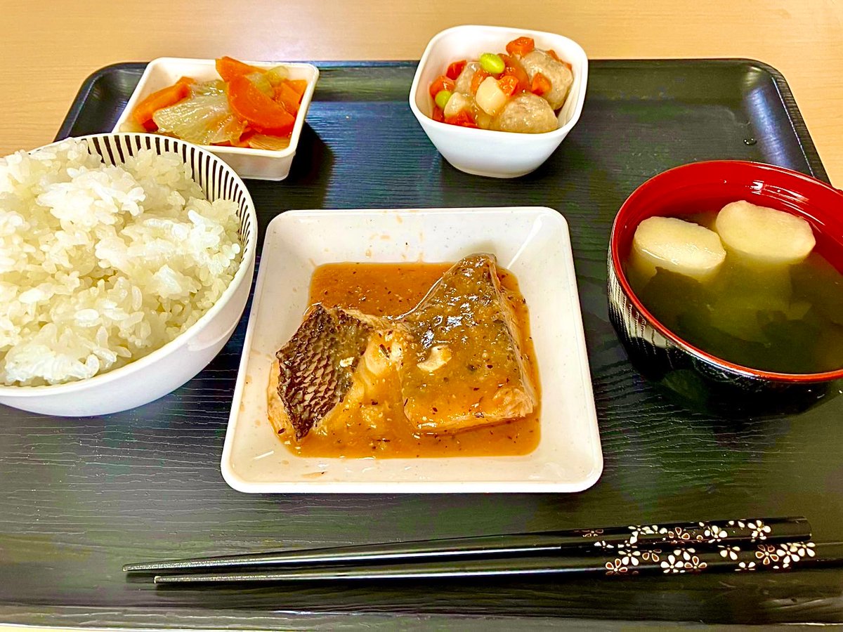 ourswork_sc's tweet photo. 本日の昼食メニュー🍽️

🐟 ナガメバルのガーリックトマト煮
🥢 肉団子の白味噌煮
🥗 レタスサラダ
🍲 味噌汁

和と洋の味わいが楽しめる、バランスの良い献立でした✨
職員🐇

#就労継続支援B型
#アワーズワーク札幌中央
#事業所ランチ
#福祉事業所
#今日の昼食 https://t.co/IfjkopQKpY