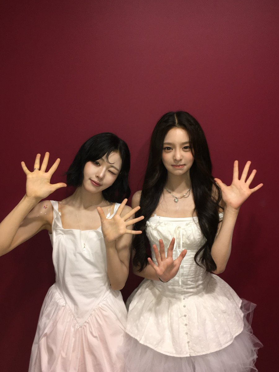 atheart_titan's tweet photo. [from@❤️]

언제 어디서나 든든하고 자랑스러운 최고의 리더 아린언니 ♡‍!!
이십대의 첫 생일을 축하해요 
앞으로 더더더 사랑하쟈 😉🩶➰
                                 - 나콩이 🩵

#AtHeart #앳하트 #エトハート
#NAHYUN #나현
#아린이생일축하_SayIt #HAPPYARINDAY https://t.co/DY77gO1Tzc
